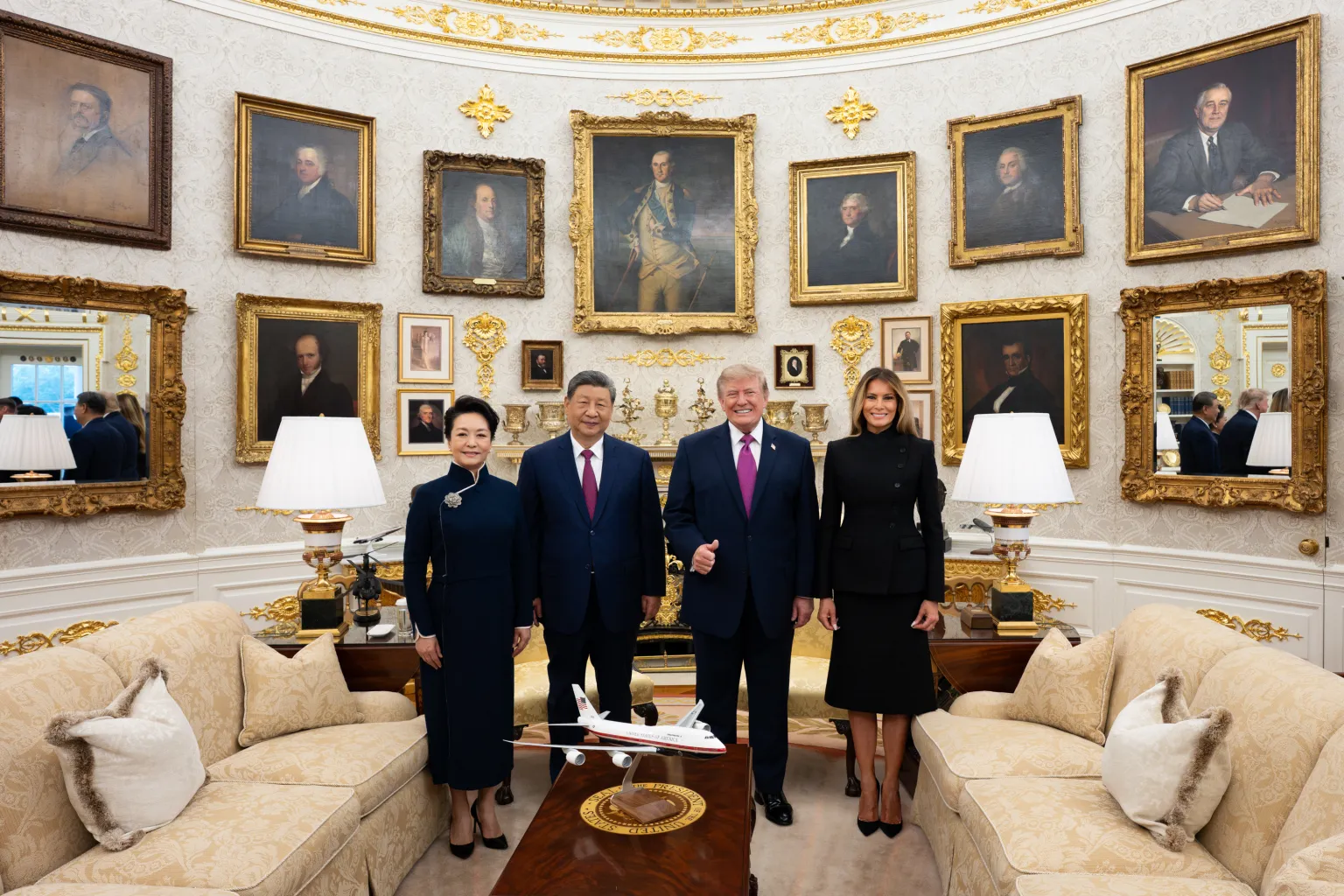 米中首脳会談に出席した習近平国家主席夫妻とトランプ米大統領夫妻