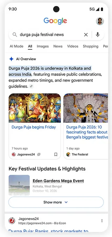 スマートフォンのGoogle検索画面。「durga puja festival news」の検索結果で、AI Overviewの要約の下に関連する時事記事のカルーセルが表示されている