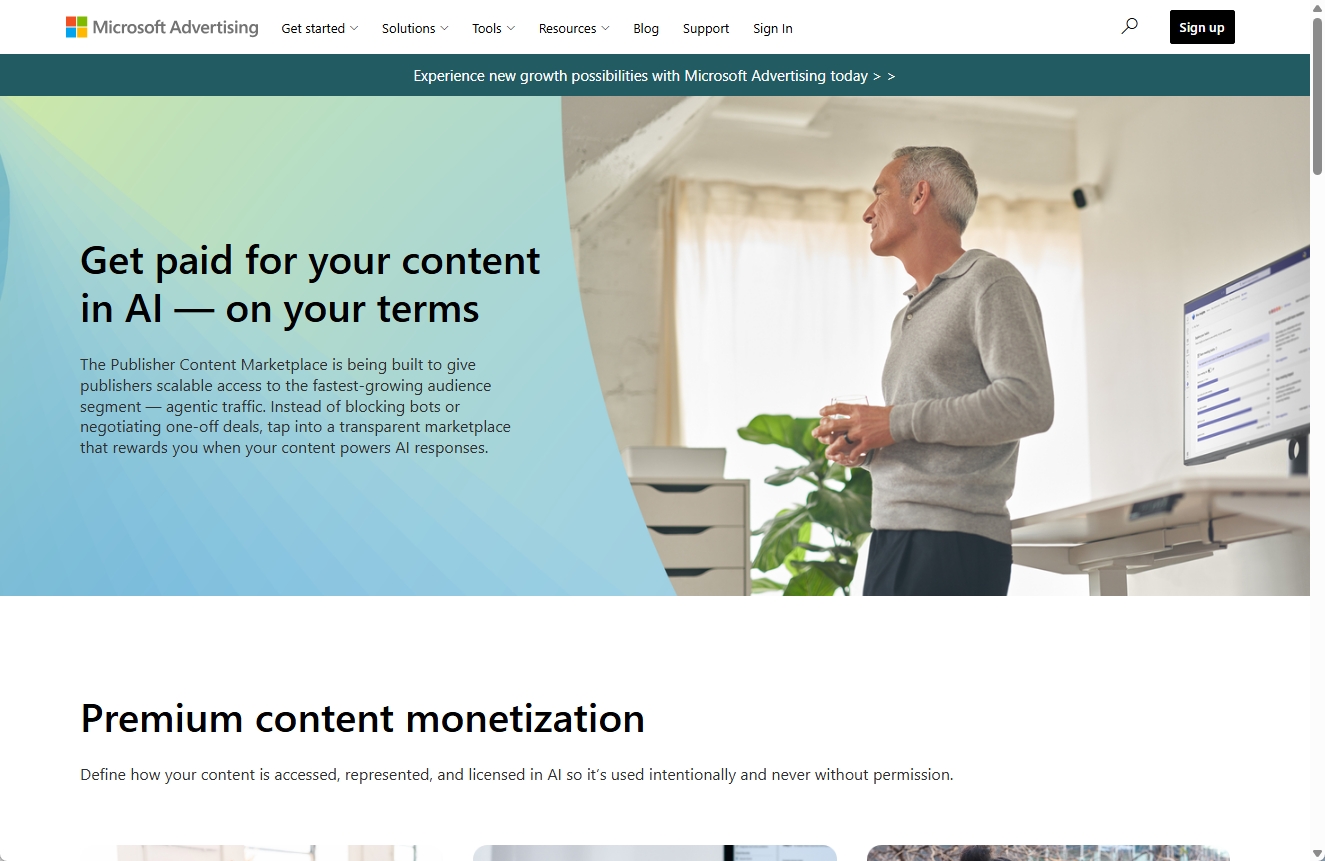 Microsoft AdvertisingのPublisher Content Marketplace紹介ページ。「Get paid for your content in AI — on your terms」の見出しと、窓際に立つ男性が写っている